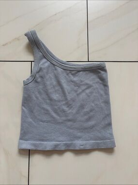 South Moon Under One-Shoulder Ribbed Crop Top in Light Gray